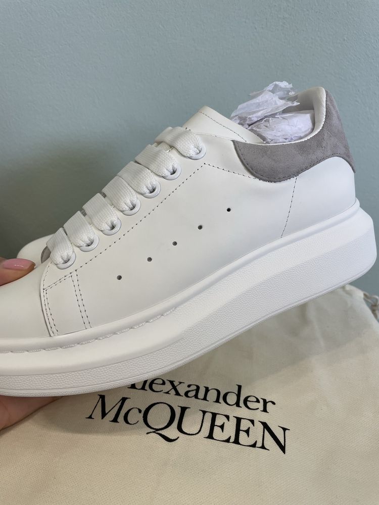 Alexander McQueen кецове