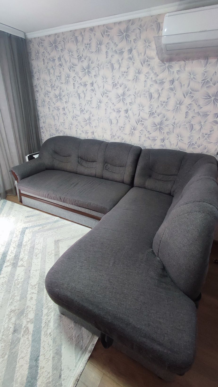 Продам угловой диван с креслом