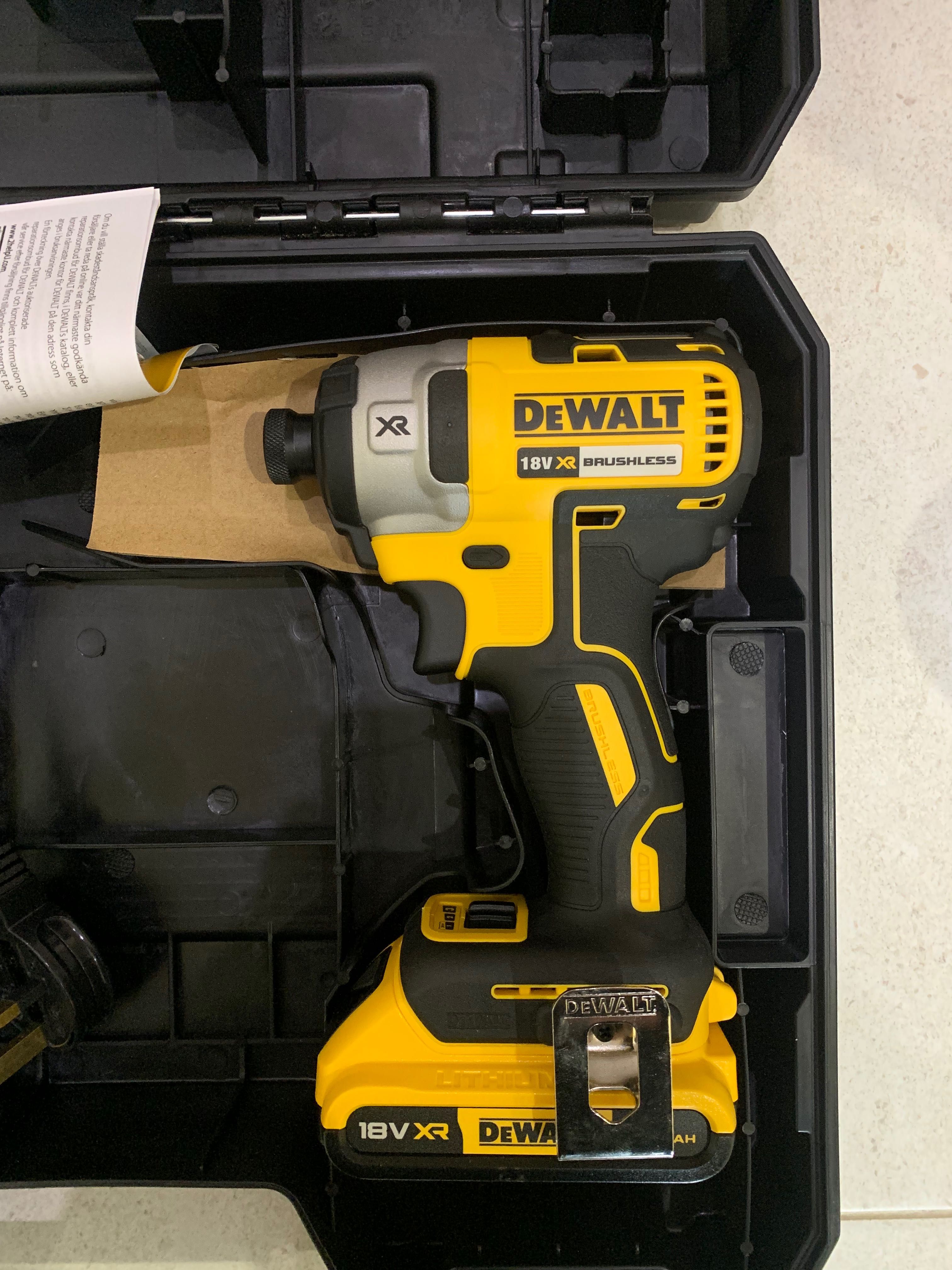 Винтоверт Dewalt DCF887 безчетков