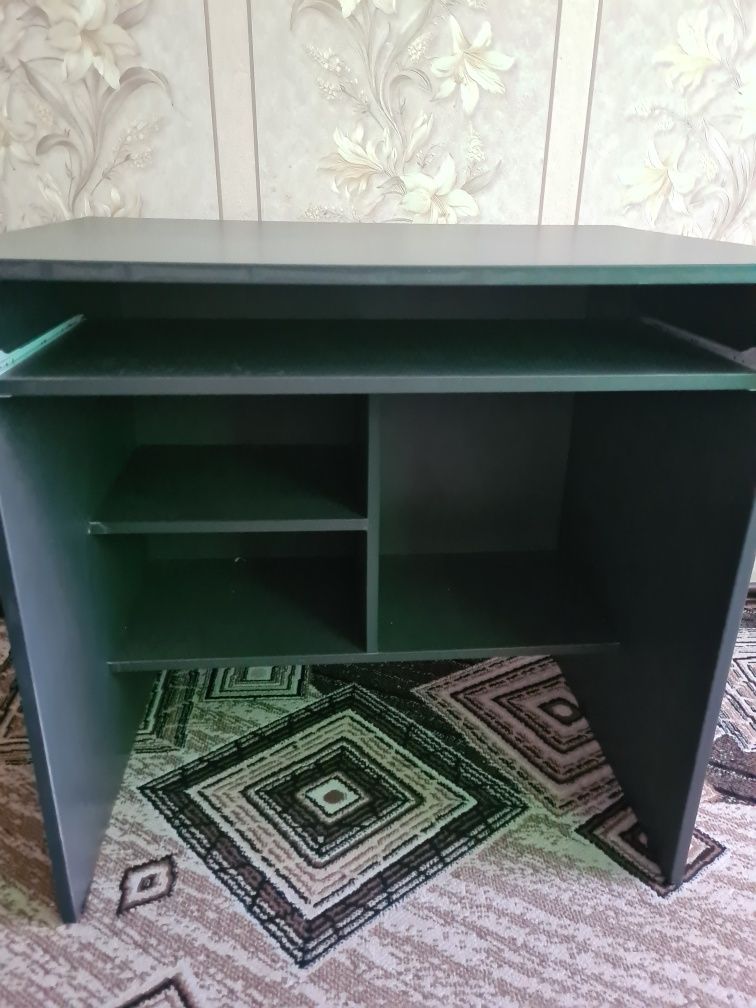Продам стол  крепкий