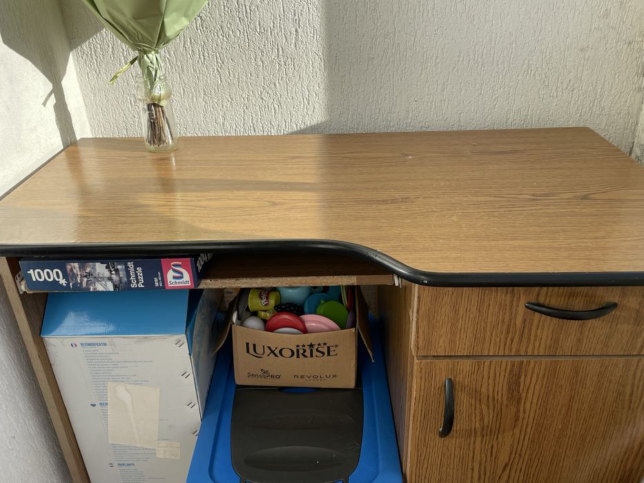 Vand birouri (unul mai mare si unul mai mic)