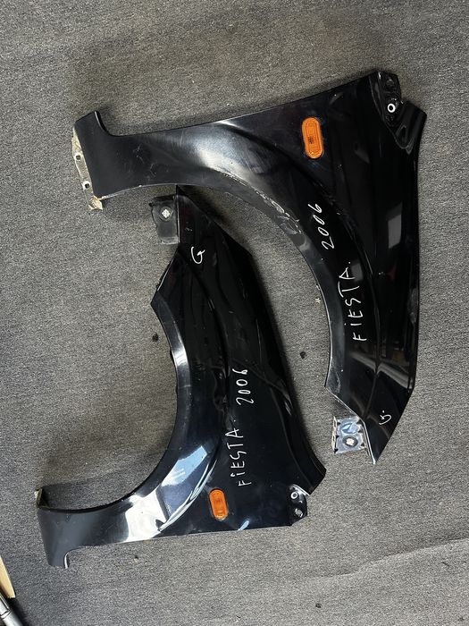 Aripa fata Ford Fiesta 2006 2007 stanga dreapta negru cu defecte