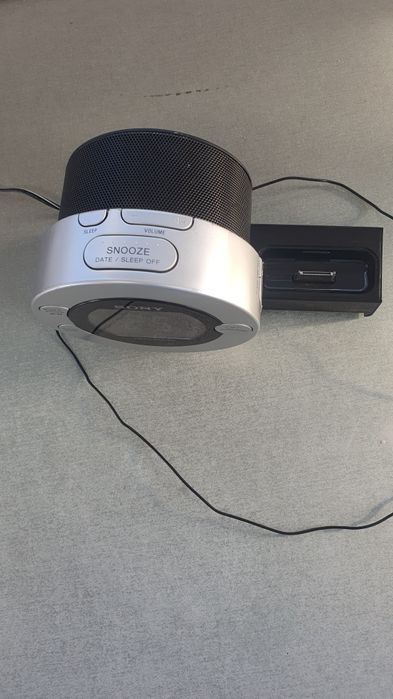 SONY "Dream Machine" cu radio digital,ceas și alarma