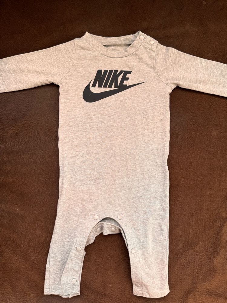 Бебешки ромпър Nike  .