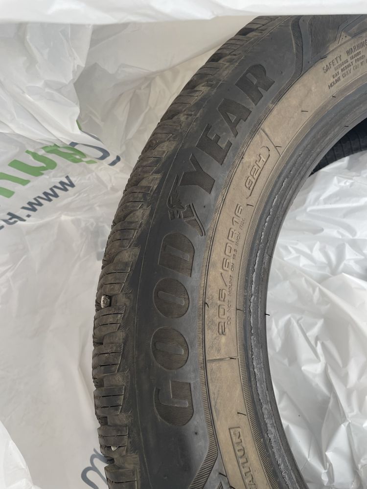 Гуми 205/60/16 GoodYear UltraGrip с джанти