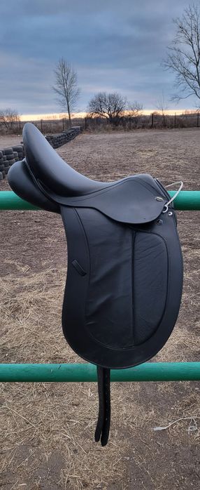 Продам седло выездковое 17,5 размер