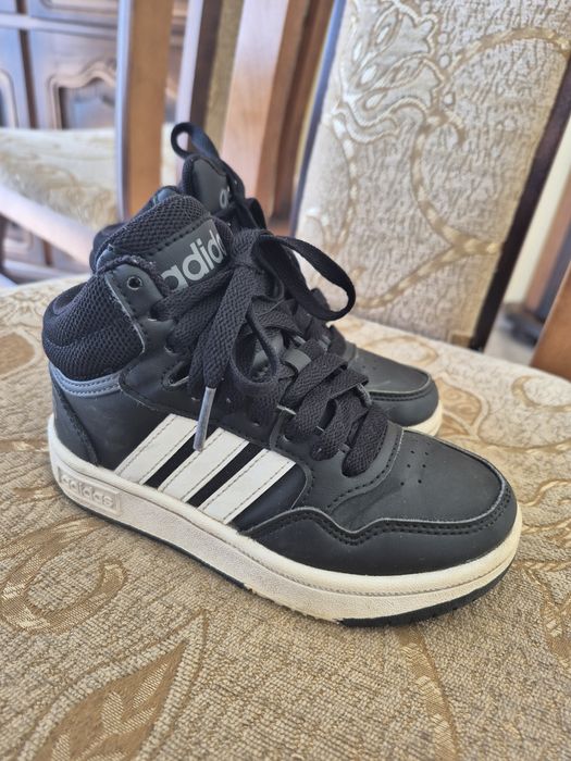 Adidas baieti in folositi putin