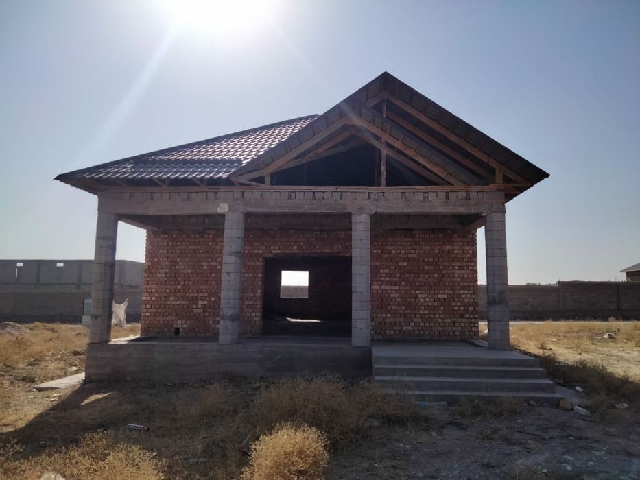 Дом находится в мкр пахтакор участок 8соток