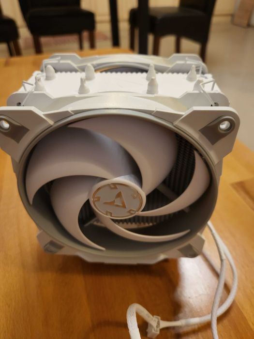 Vând procesor AMD 7500f + cooler Arctic in stare ca nouă