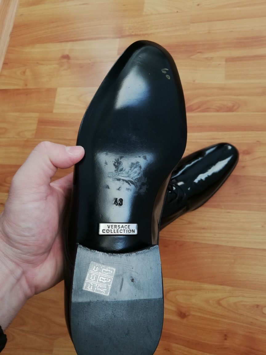 Pantofi Versace, originali, NOI, din piele lăcuită, marimea 43.