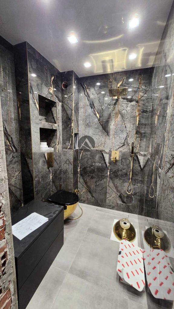Продава се Четиристаен апартамент в Пловдив, Кючук Париж - 200 кв.м за 3500 €/кв.м - Снимка #9