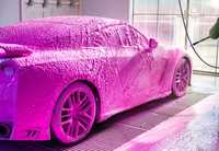Цветная пена, розовая пена для бесконтактной мойки автомобиля.