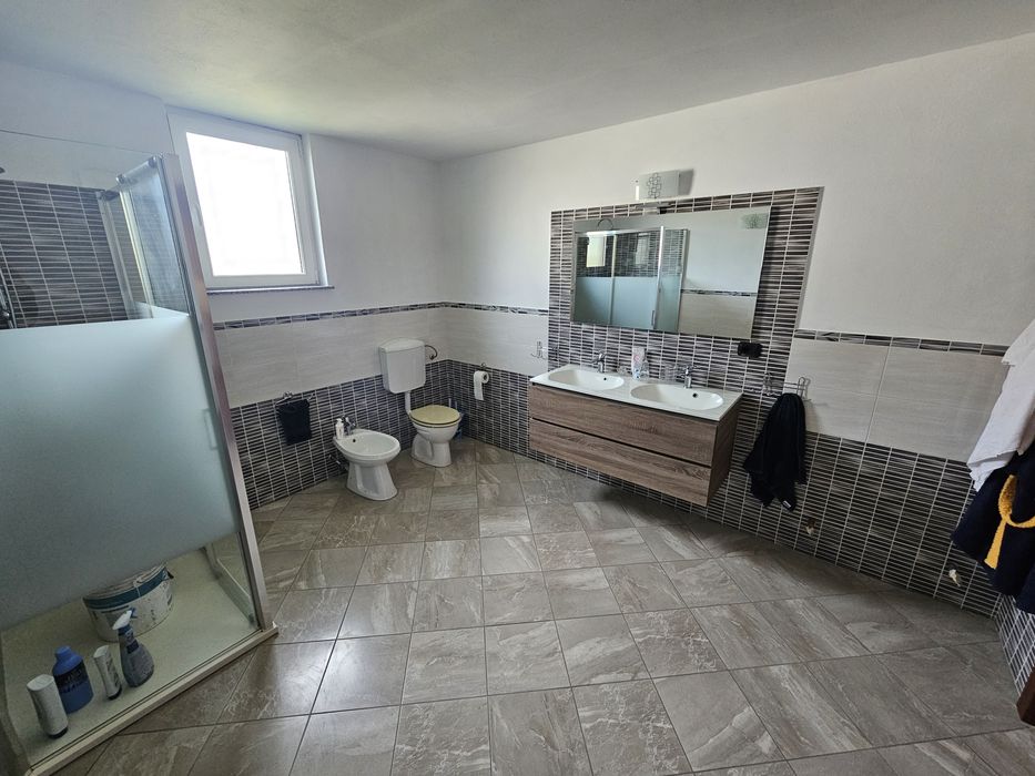 Casă modernă P+M – 228 mp utili, 6 camere, teren 1.000 mp – Poiana Sta