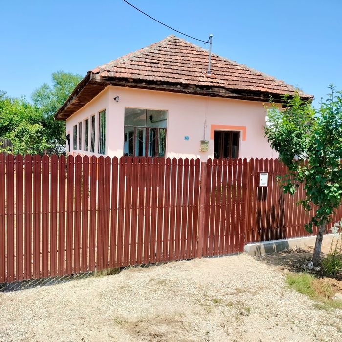 Vând casă  cu teren!