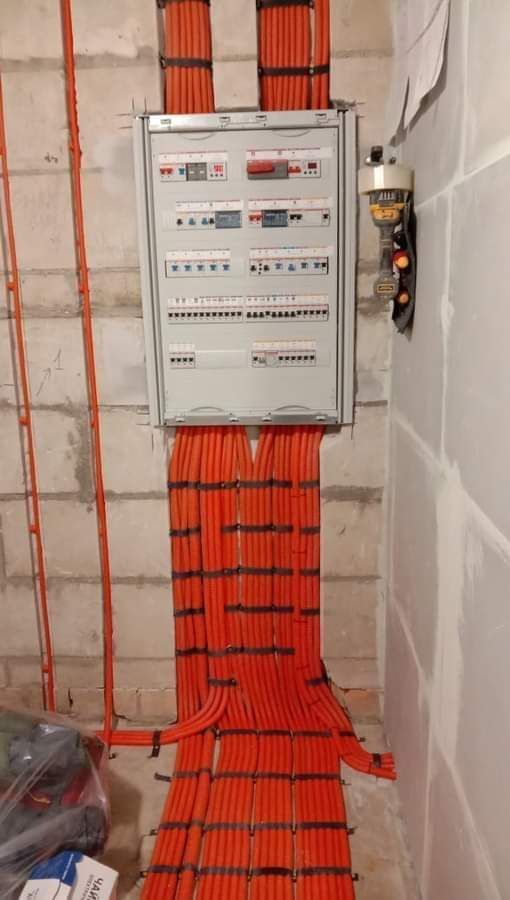 Electrician autorizat 
Inlocuire instalatiie electrica
- Montaj profes