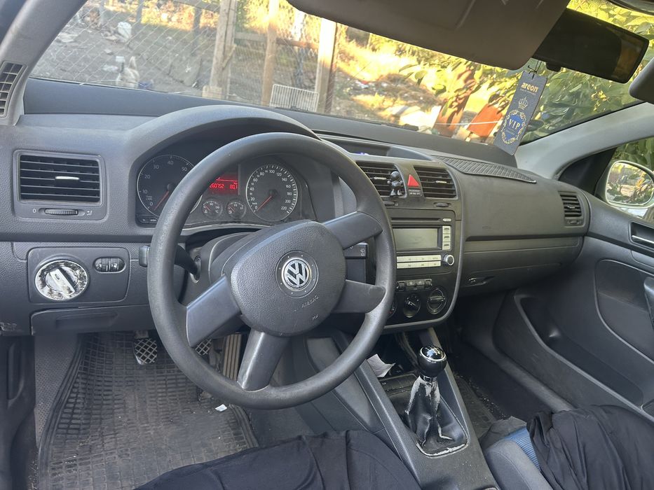 Golf 5 masina numai porneste  ,  e mai mult pentru dezmembrari.