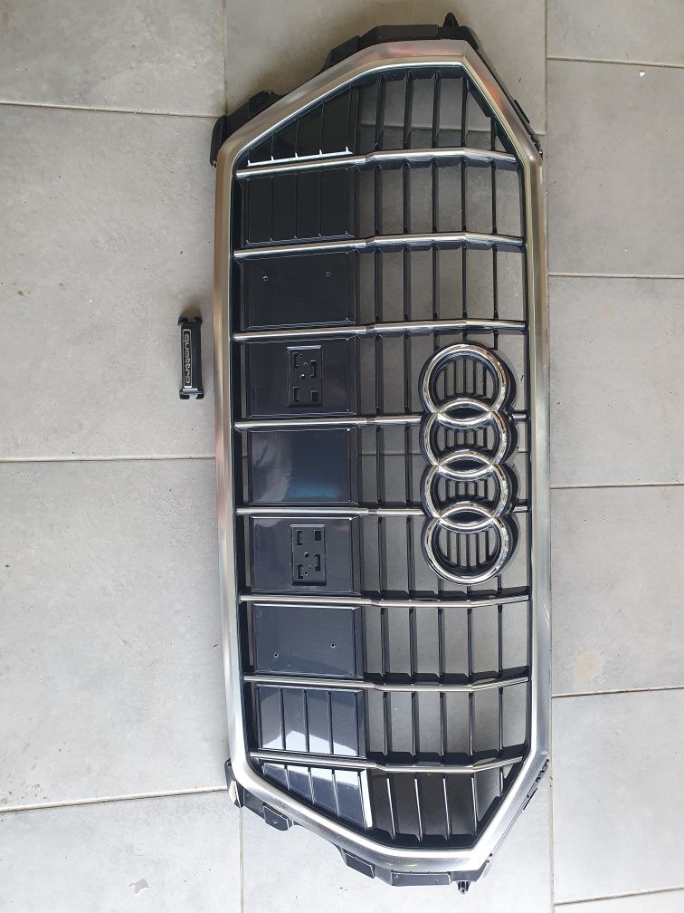 Grila centrala Audi Q3 2020