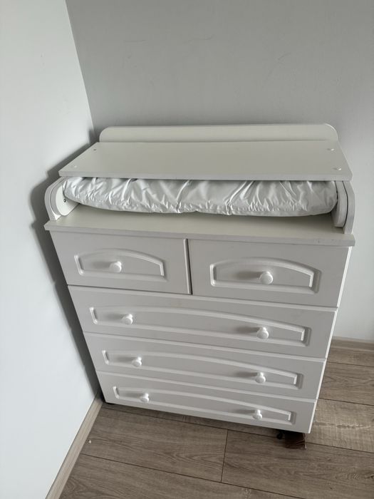 Комод с пелинальным столиком