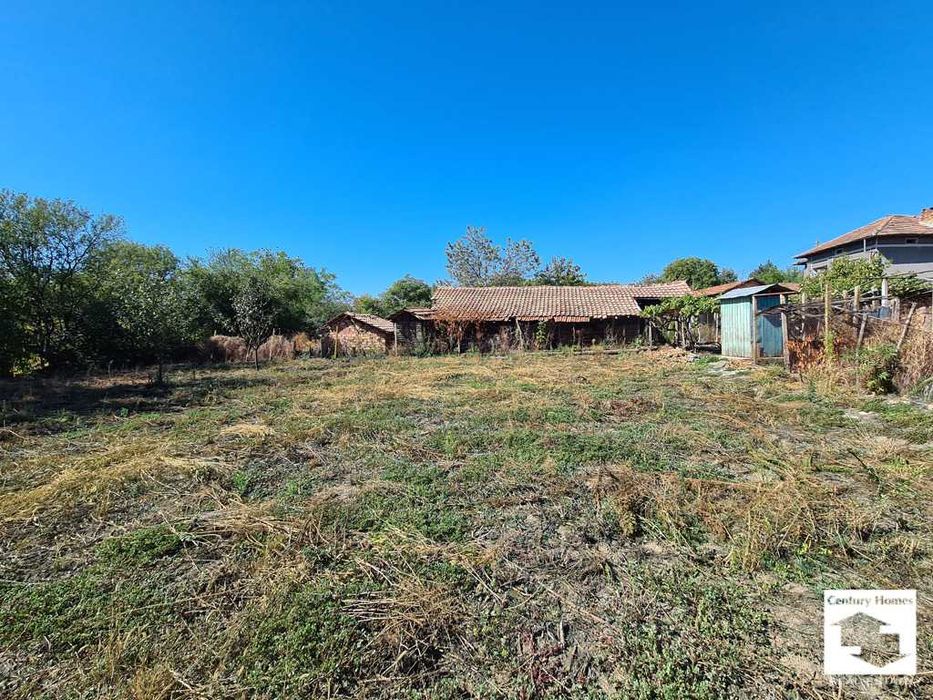 140325 Двуетажна къща с двор и стоп. постройки в с. Горна Липница