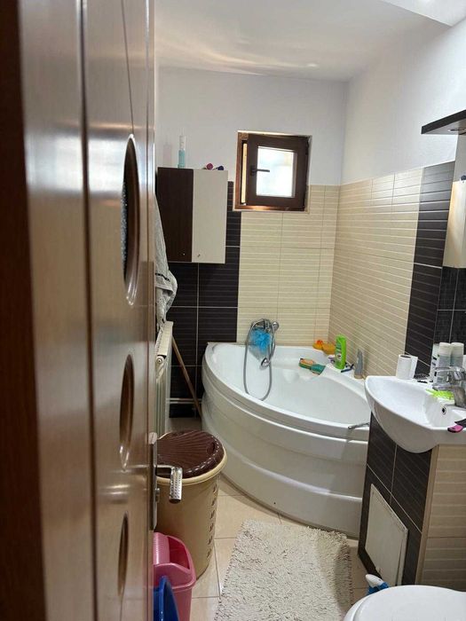 închiriez apartament Plopeni