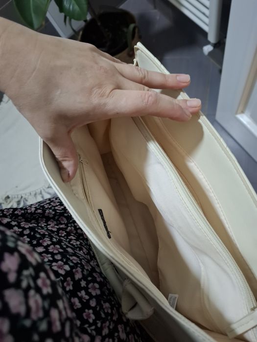 Poseta de umăr și mana noua