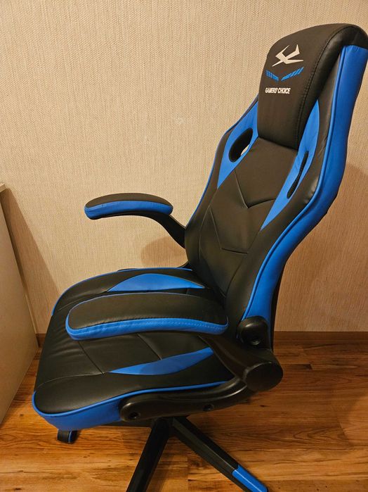 Въртящ се геймърски стол