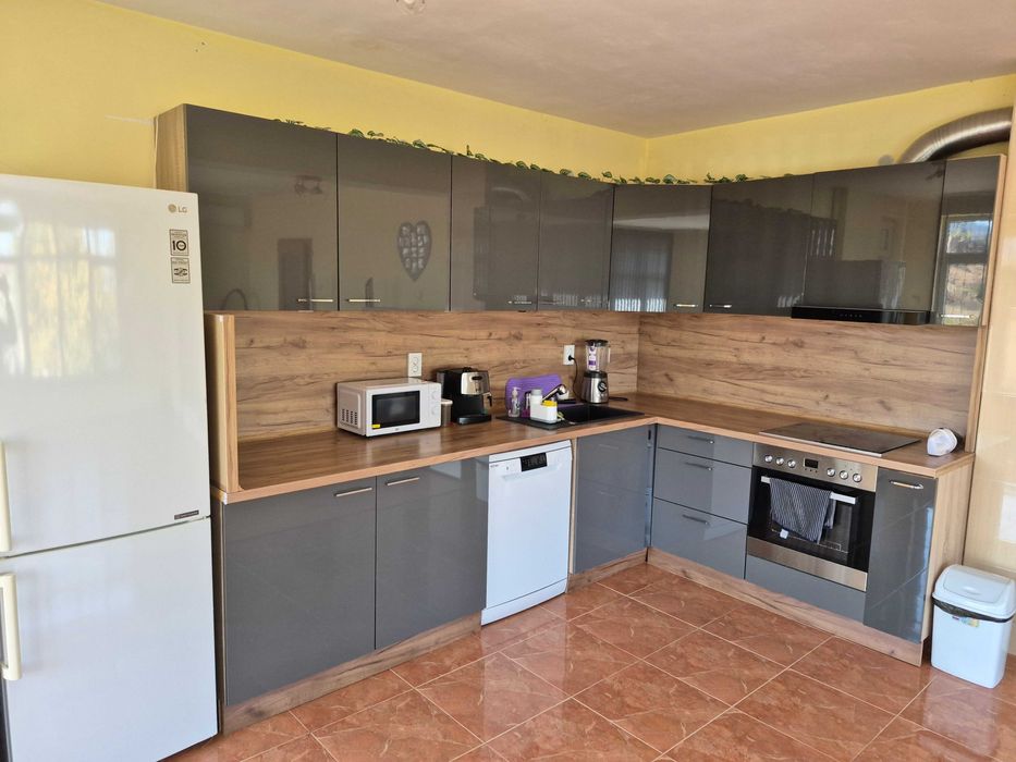 Многостаен етаж от къща, 160кв, полу-обзаведен, двор и паркомясто