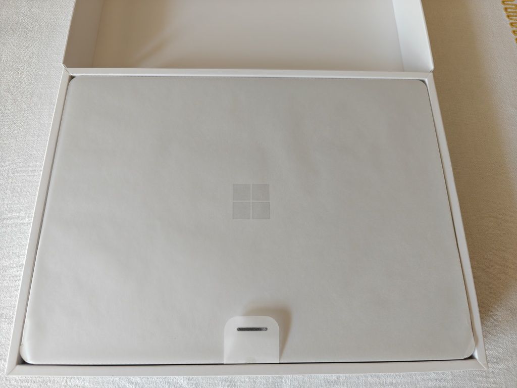 Laptop Surface 7 cu Snapdragon X 10 core 16GB/512GB la cutie nou