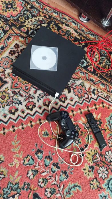 Продам пс4 слим 1 тр ( взломанна)