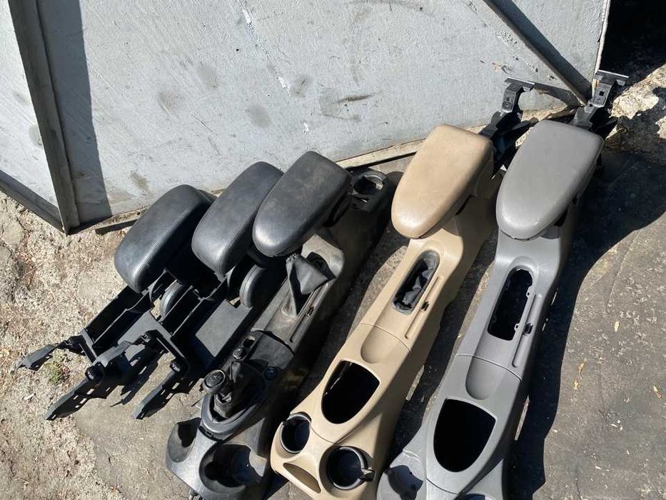 подлокотник салонный  Форд Фокус 1 в наличии