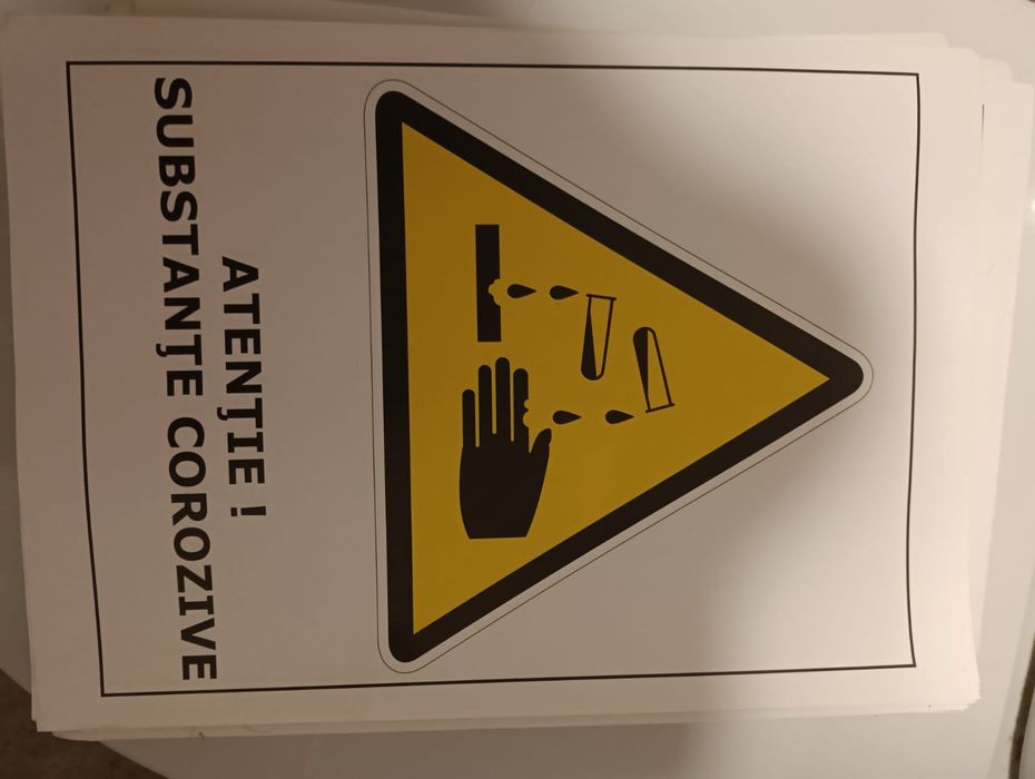 30 Autocolante mărime A4. Atenție. Substanțe corozive. La 35 lei.