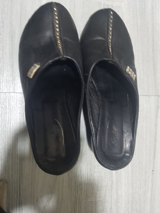 Тапочки сотаман кожений жуда ихчам ,чиройли