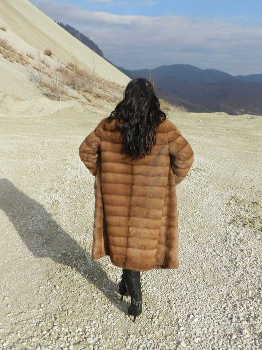 FINETE SI STIL! Splendida haina din blana de  vizon  SAGA caramella.