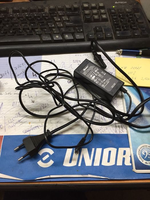 Încărcător laptop tableta 12V 2.0 amp