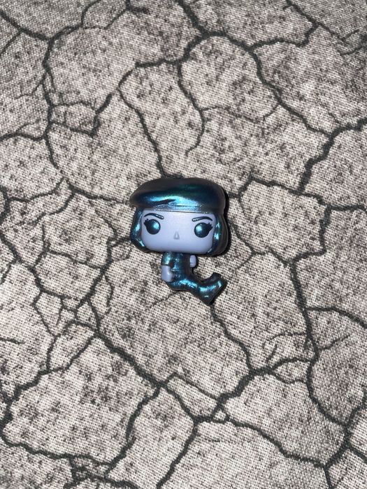 продаю за 450 тг робин из изнанки