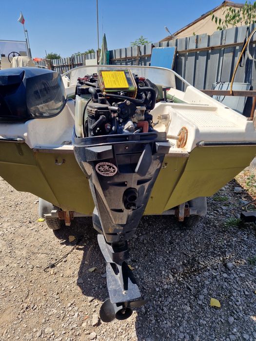 Моторна лодка с двигател и колесар