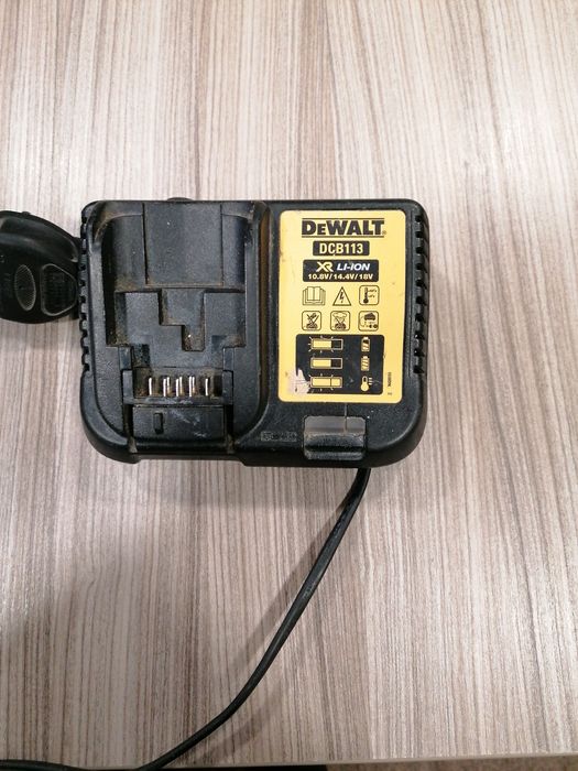 Vând încărcător Dewalt defect