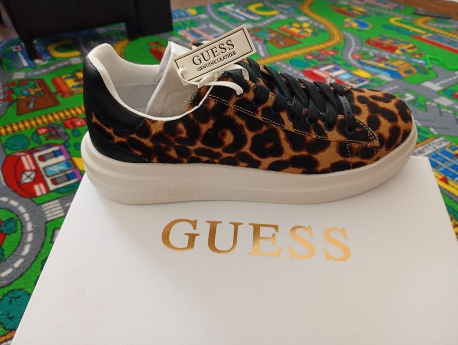 Vând papuci Guess