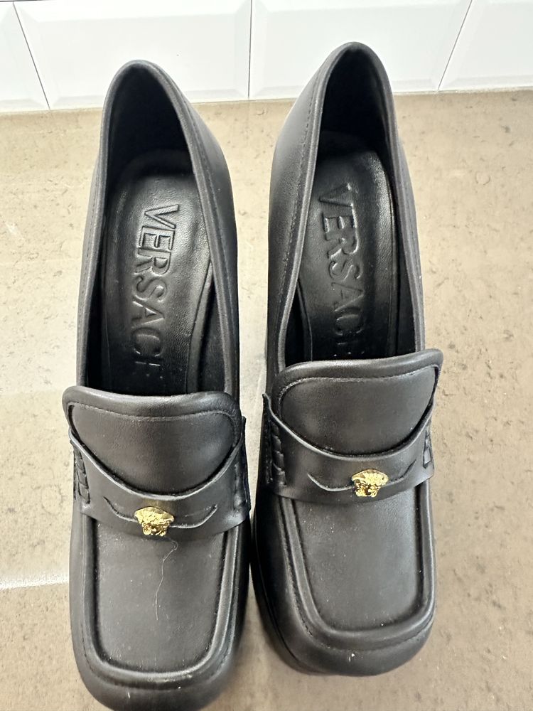 Обувки черни Versace
