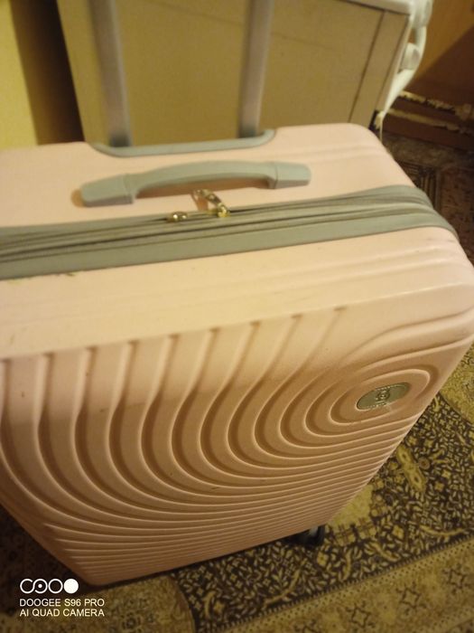 Голям много запазен и здрав куфар