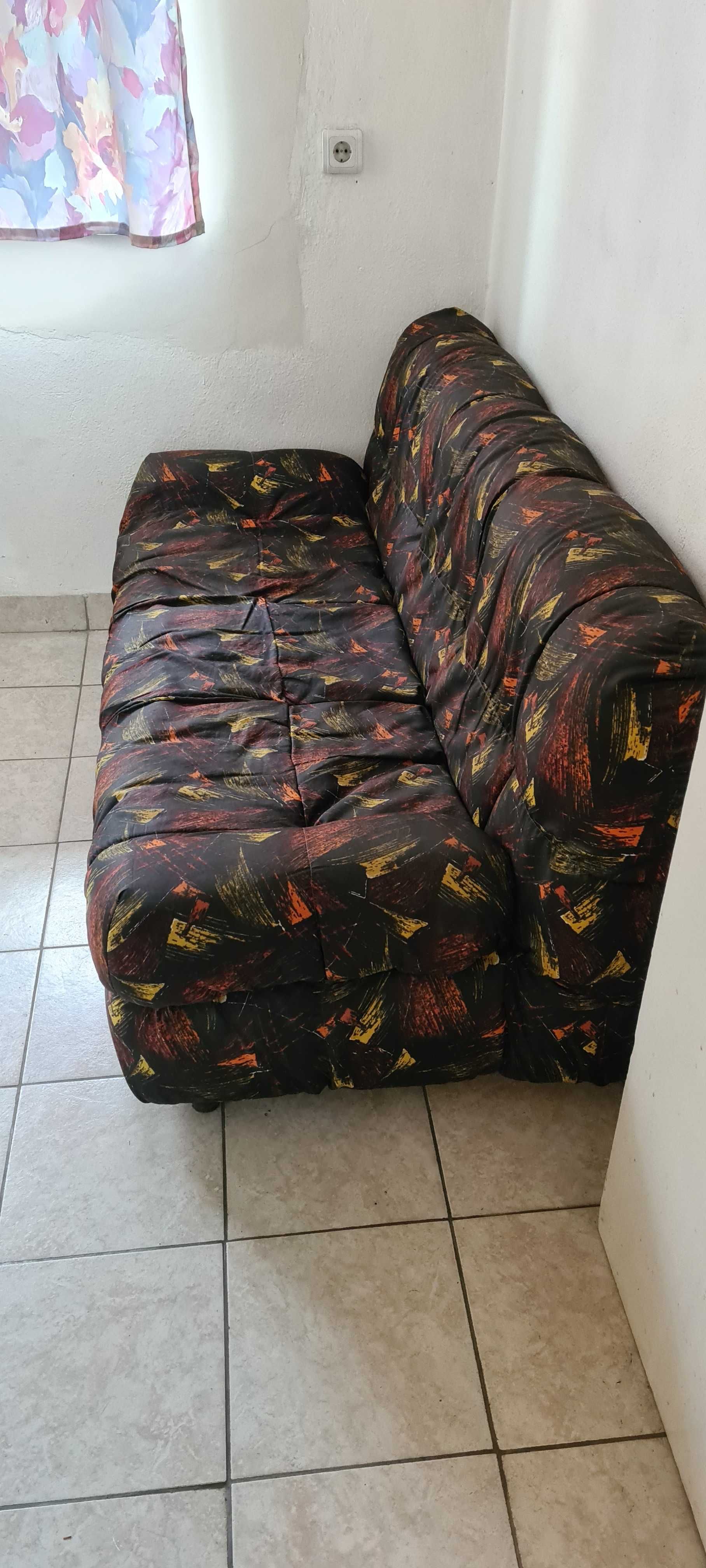 Запазен разтегателен диван