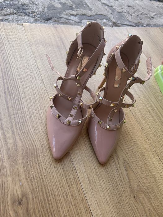 Vand pantofi stare buna ,culoare frumosa comozi , eleganti si moderni