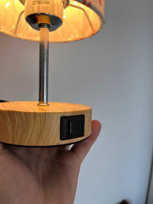 Lampi de noptiera cu sensor in 3 trepte si porturi USB pentru telefon