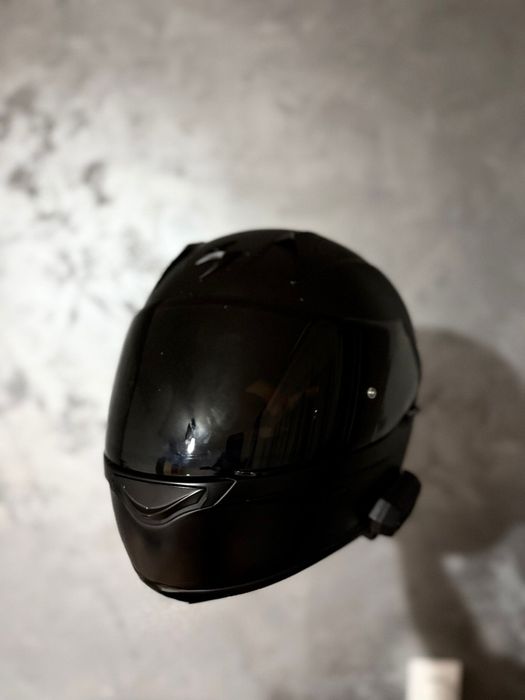 Echipament moto casca, armura si geaca de piele.