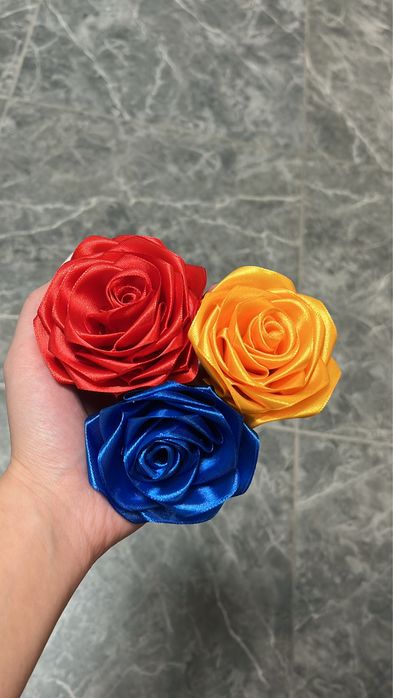 Buchete și aranjamente din flori de satin