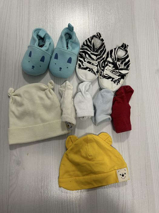 Lot bebe 0/6 luni caciuli si incaltari bebe
