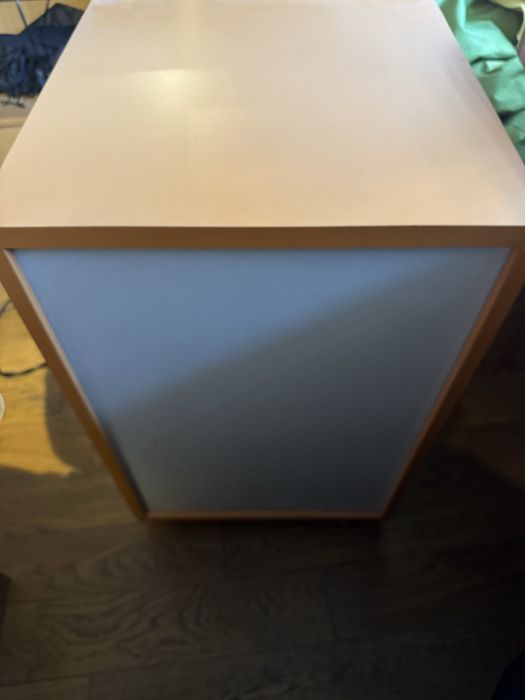 Скрин с 4 чекмеджета на колелца