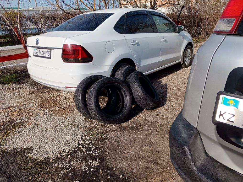 Баллон зима GoodYear пол сезона откатал.