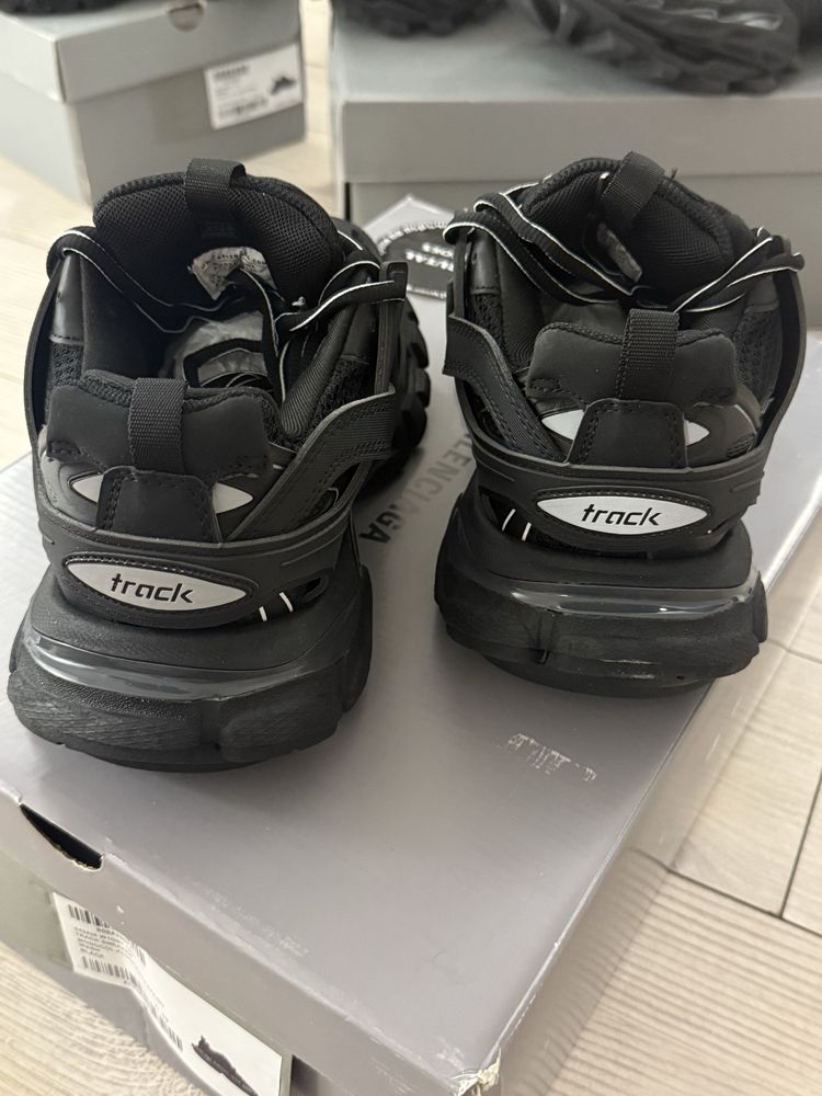 Balenciaga track наличен