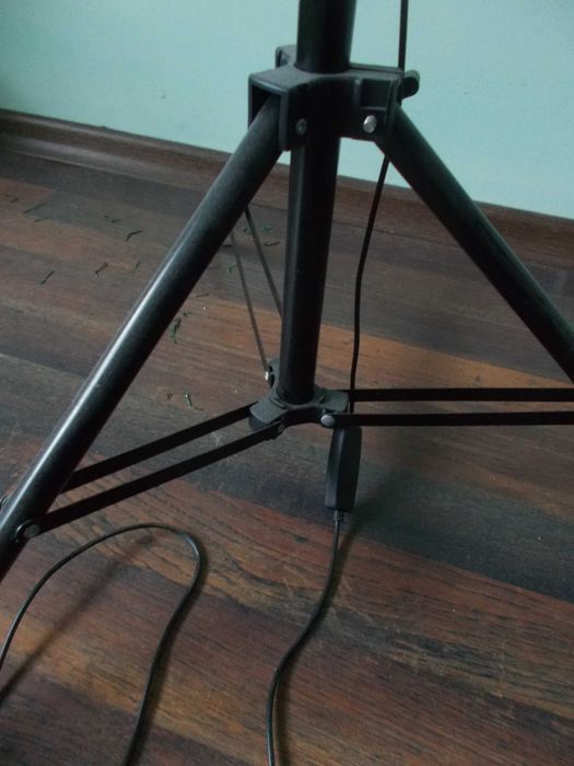 LED лампа със стойка